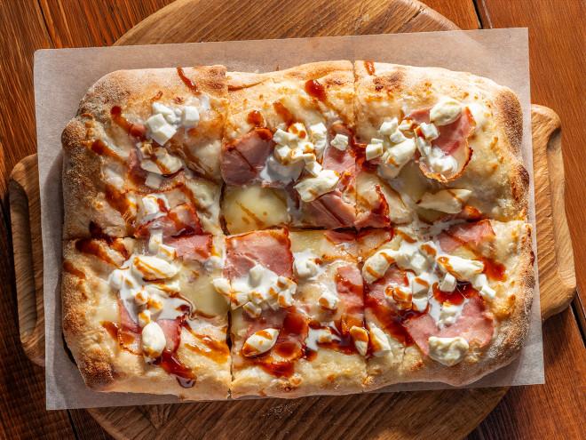 Пицца с беконом и творожным сыром